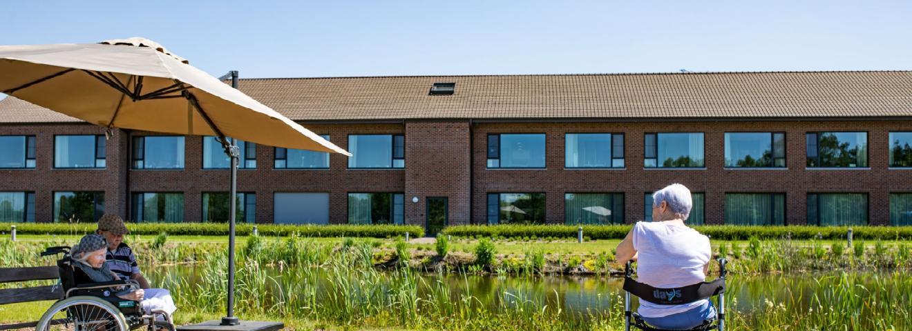 dame genietend aan de wadi de zwaluw