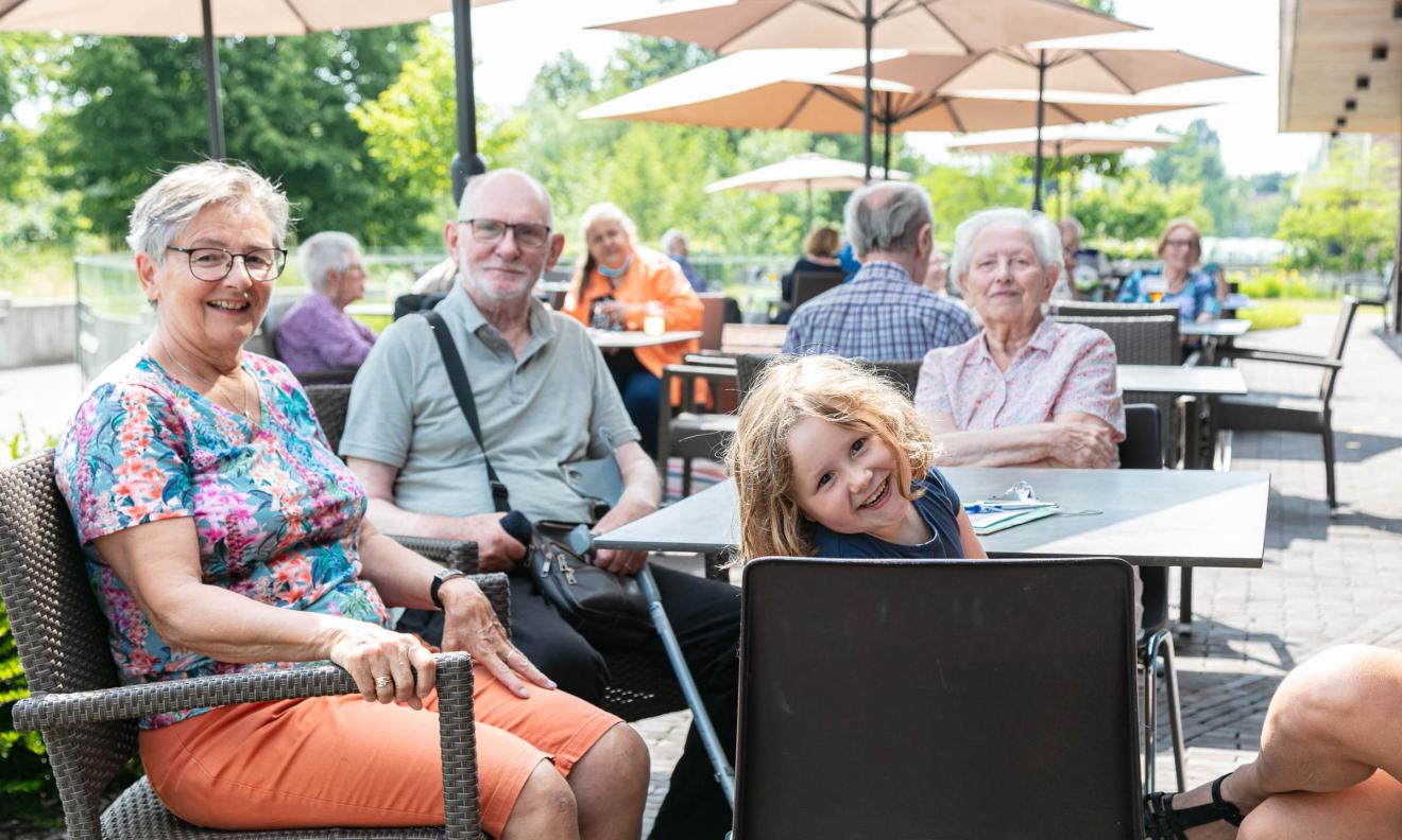 Seniorennzorg Philippus Neri Avondzegen familie met kind op bezoek bij senior bewoonster