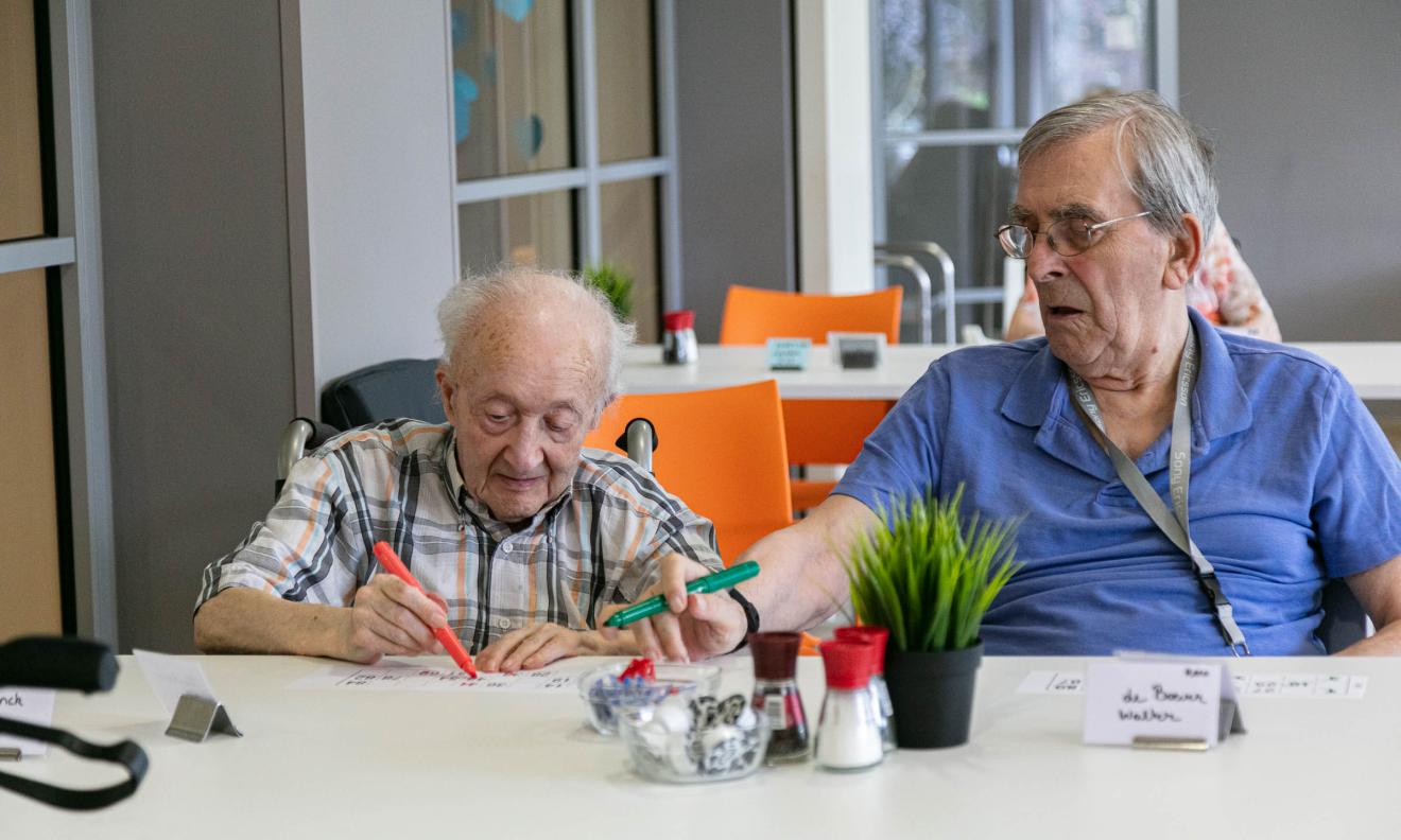 Seniorenzorg Philippus Neri twee senior heren spelen bingo