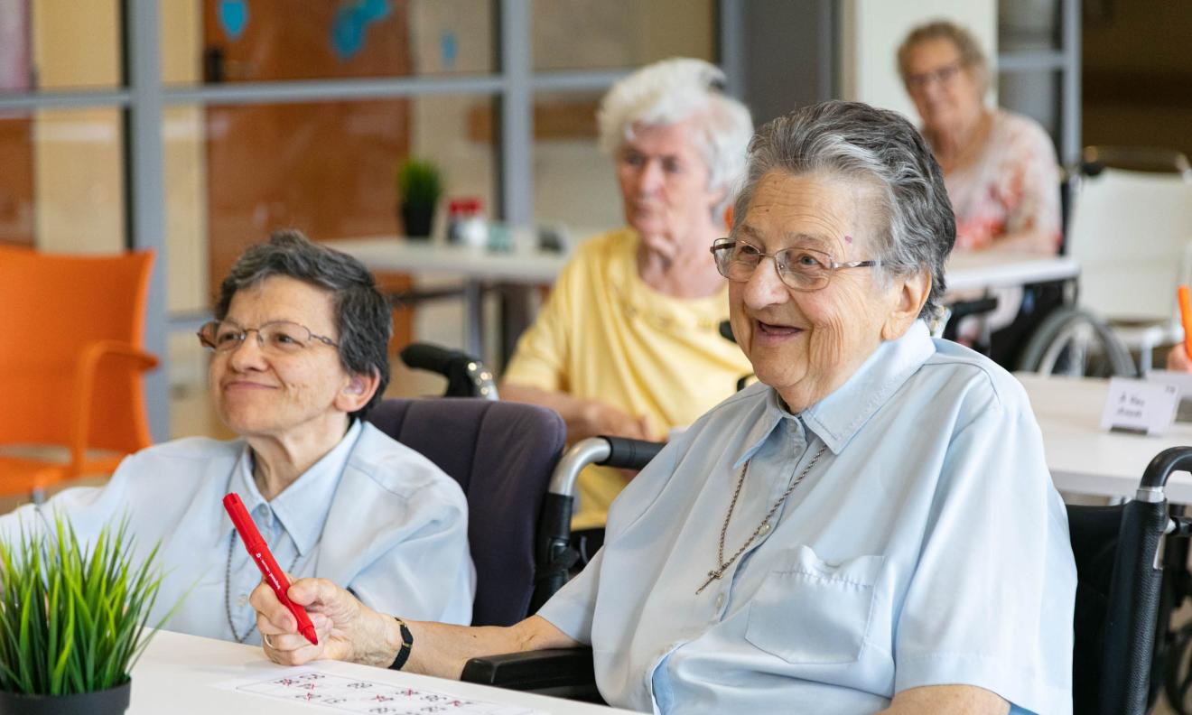 Seniorenzorg Philippus Neri twee senior nonnen spelen vrolijk bingo