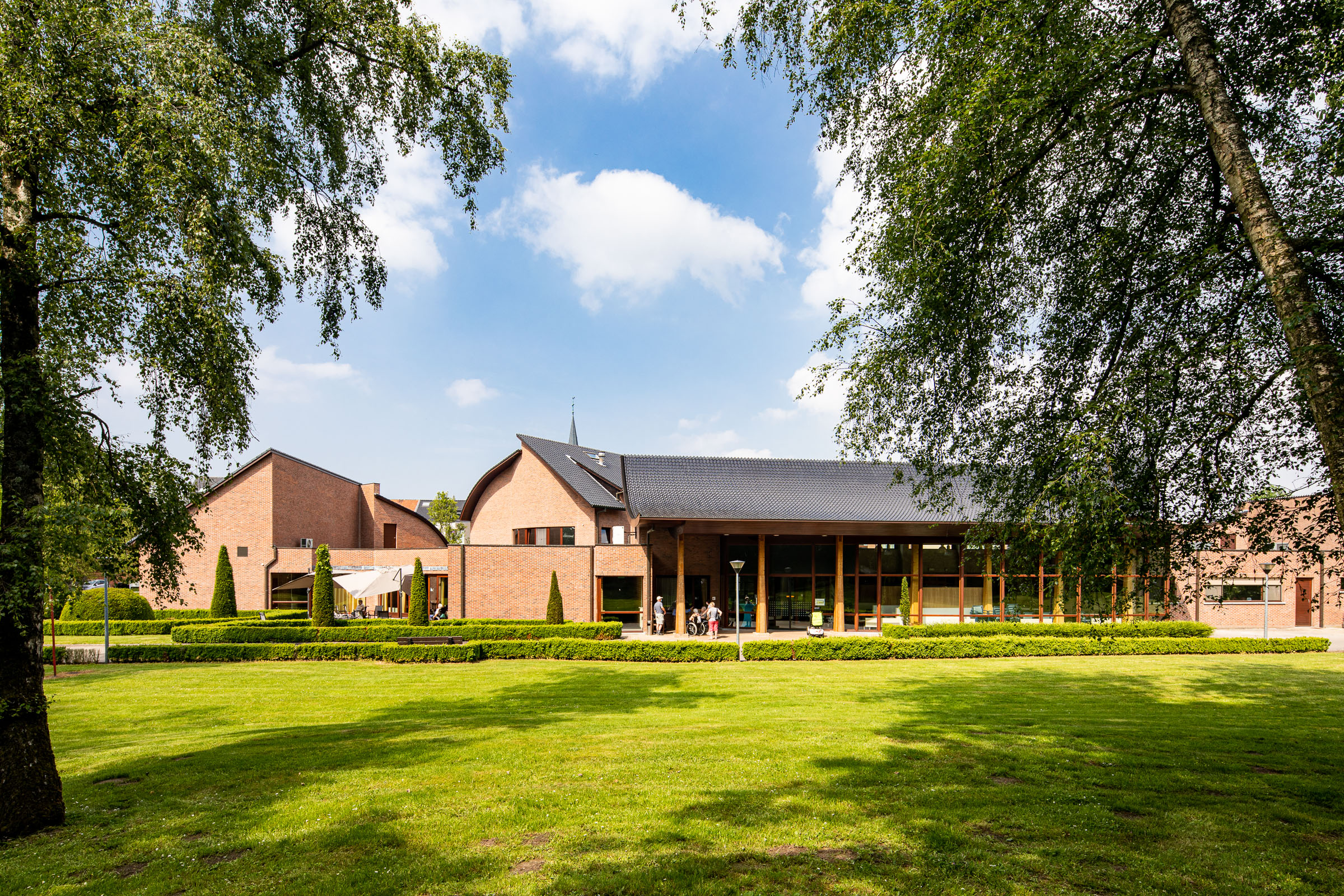 Seniorenzorg Philippus Neri vooraanzicht gebouw woonzorgcentrum Huize Den Dries in Sinaai