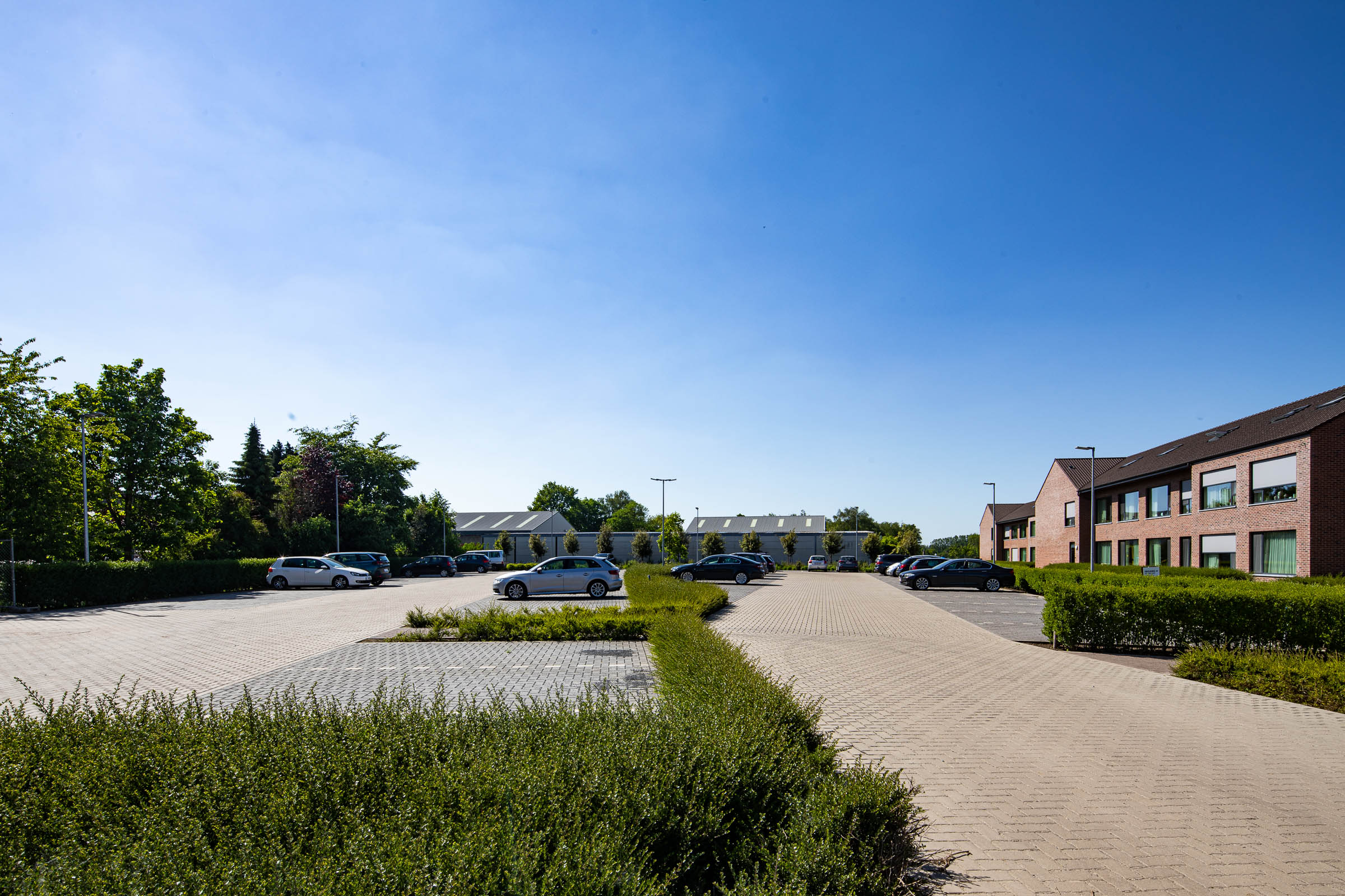 Seniorenzorg Philippus Neri ruime parking aan assistentiewoningen Aurora in Sint-Pauwels