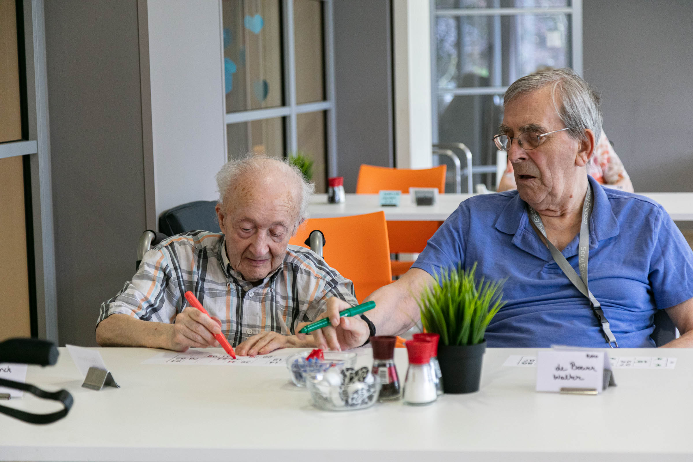 Seniorenzorg Philippus Neri twee senior heren spelen bingo