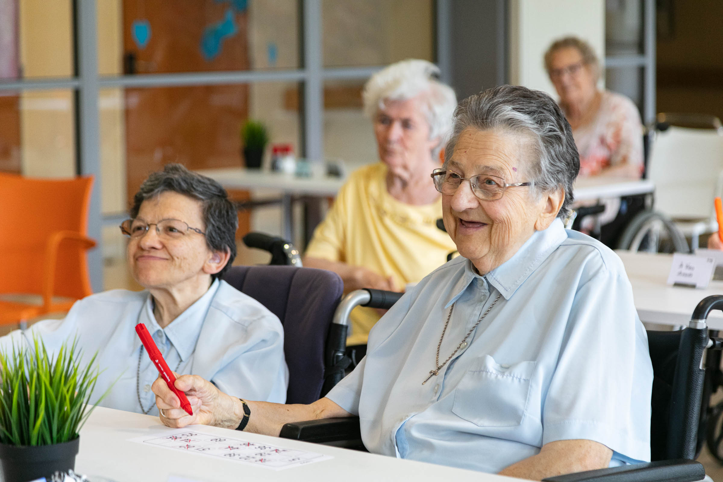 Seniorenzorg Philippus Neri twee senior nonnen spelen vrolijk bingo