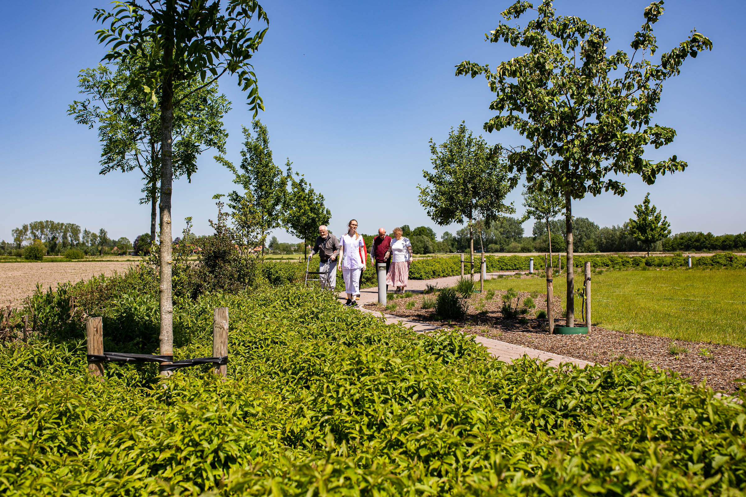 Seniorenzorg Philippus Neri senior bewoners van De Vlinderroos op uitstap in de weidse tuin