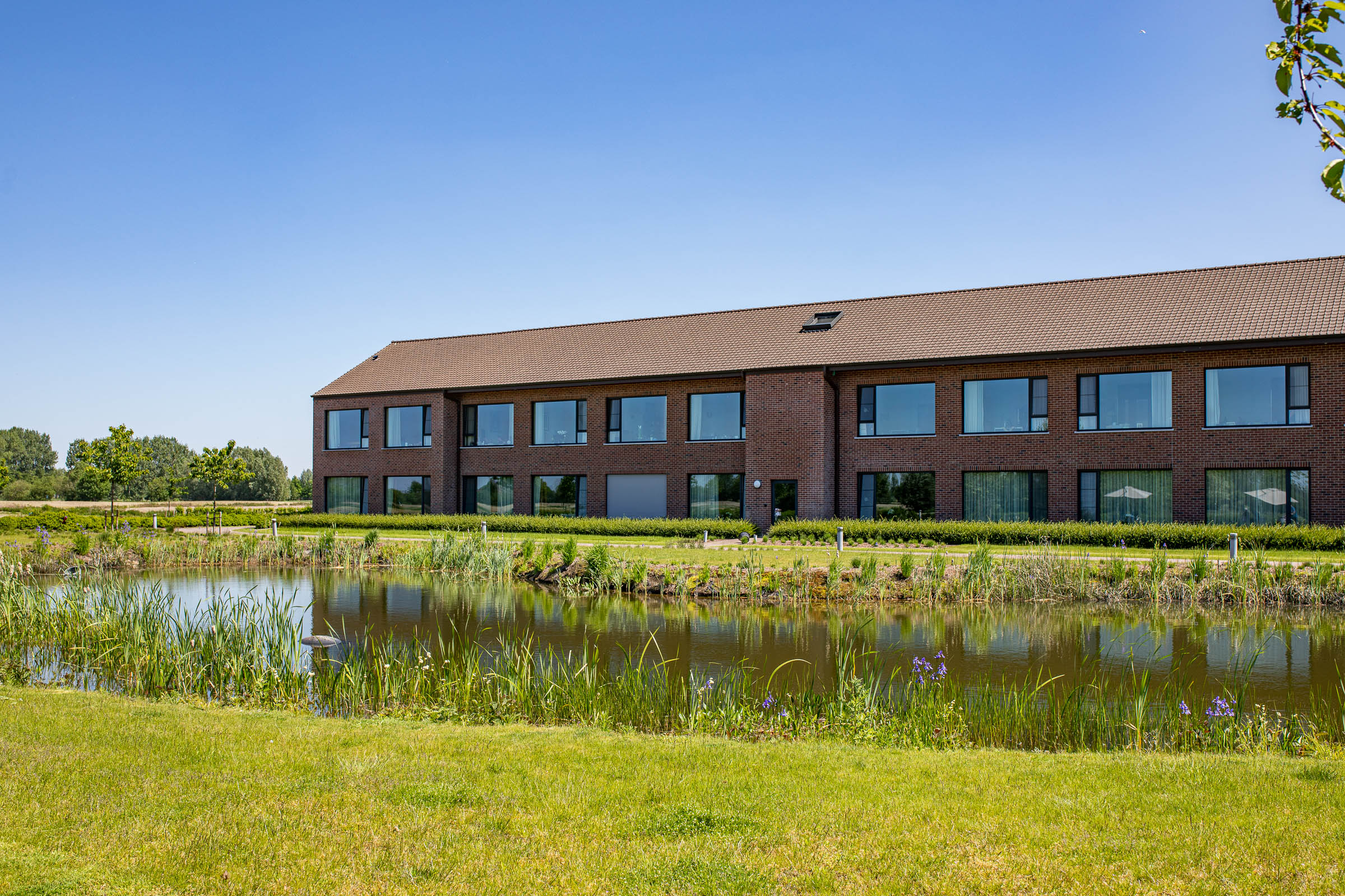 Seniorenzorg Philippus Neri de groene omgeving van dagverzorgingscentrum de Vlinderroos met vijver