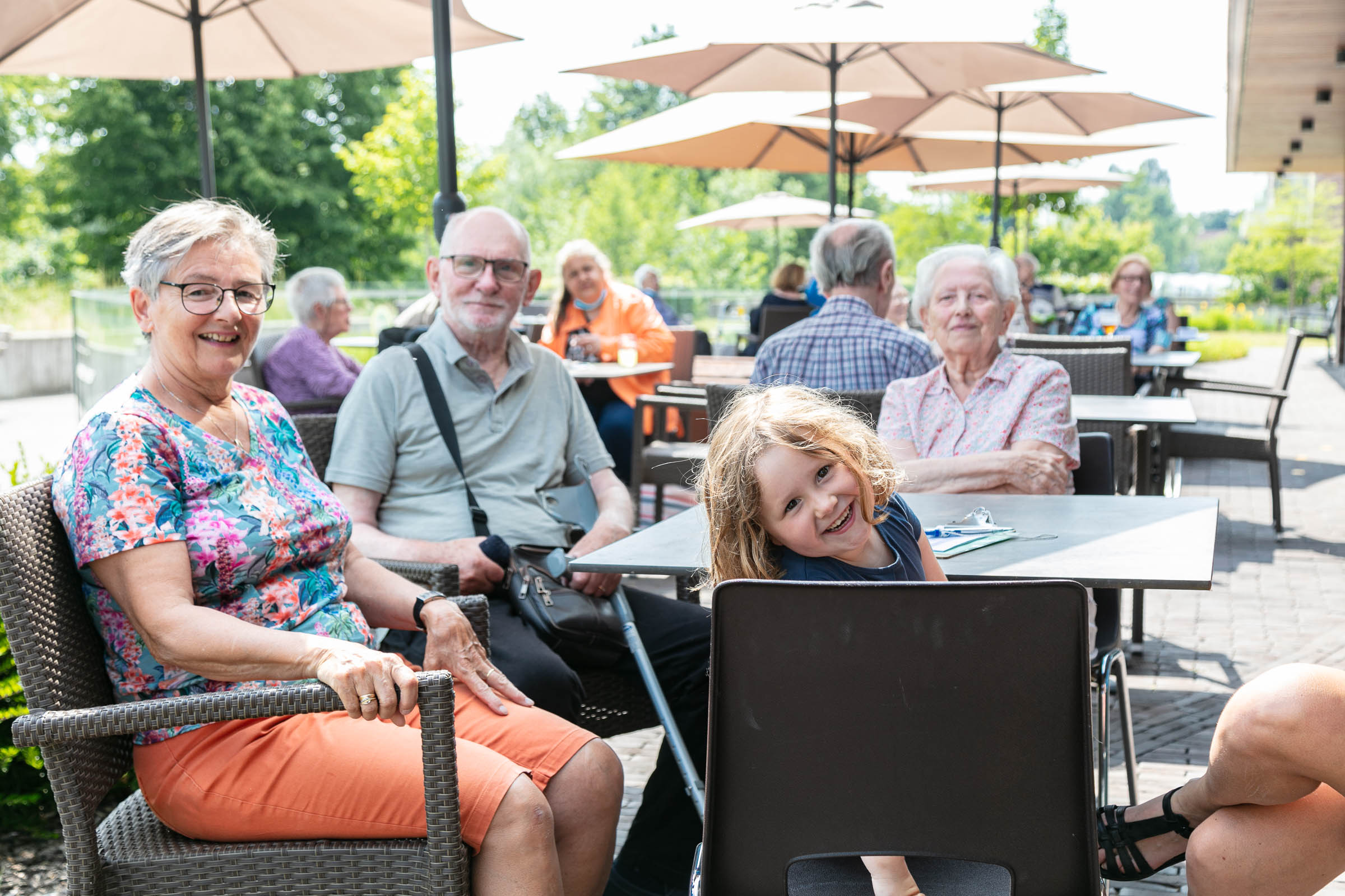 Seniorennzorg Philippus Neri Avondzegen familie met kind op bezoek bij senior bewoonster