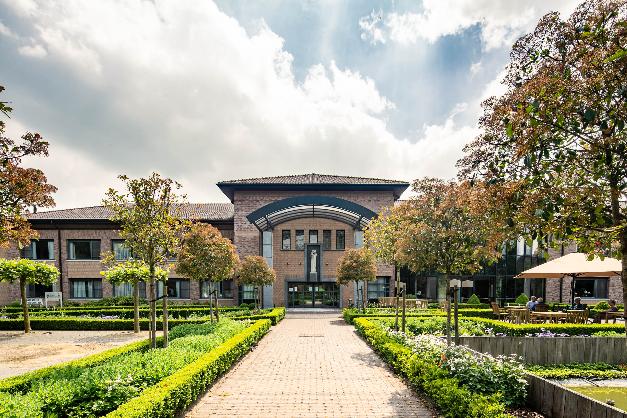 Seniorenzorg Philippus Neri straatzicht gebouw Avondzegen