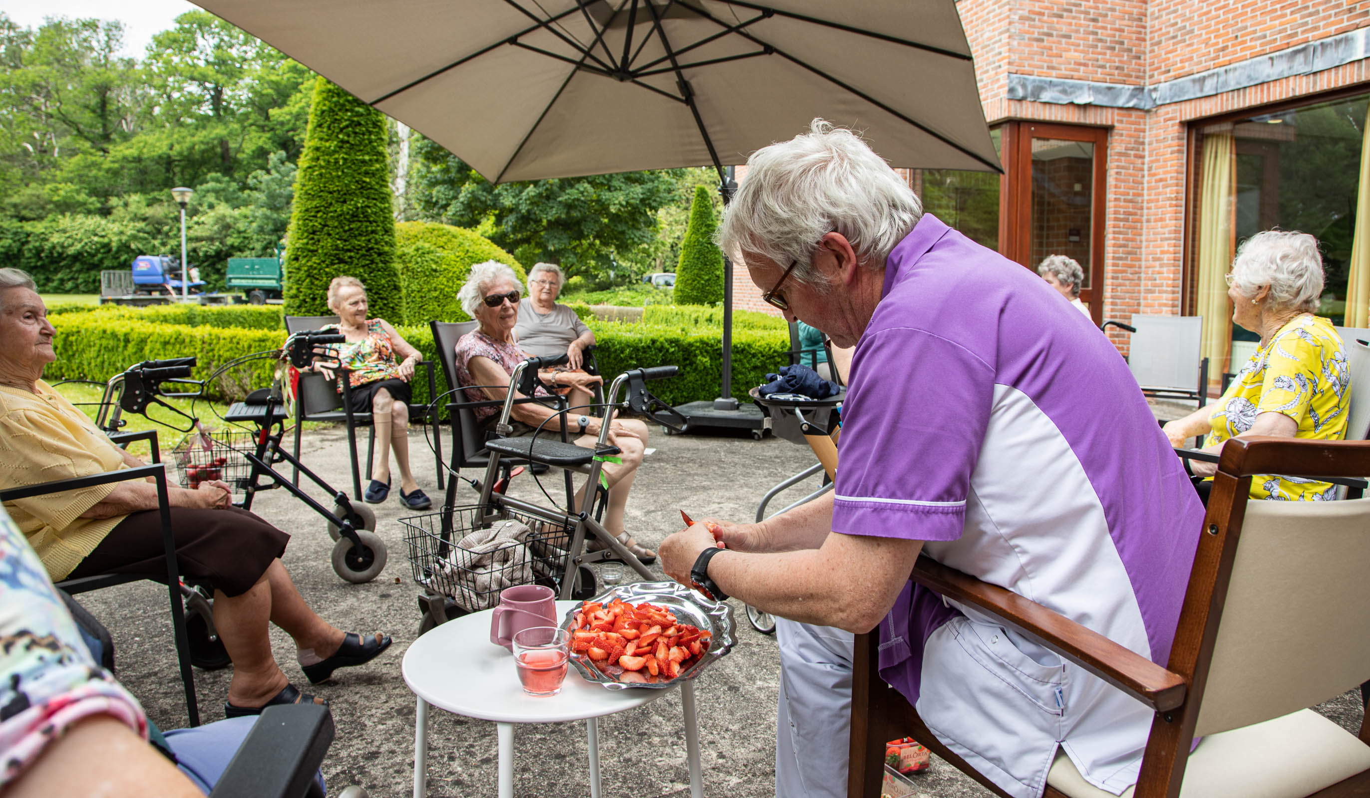 Seniorenzorg Philippus Neri senioren smullen aardbeien in Huize Den Dries