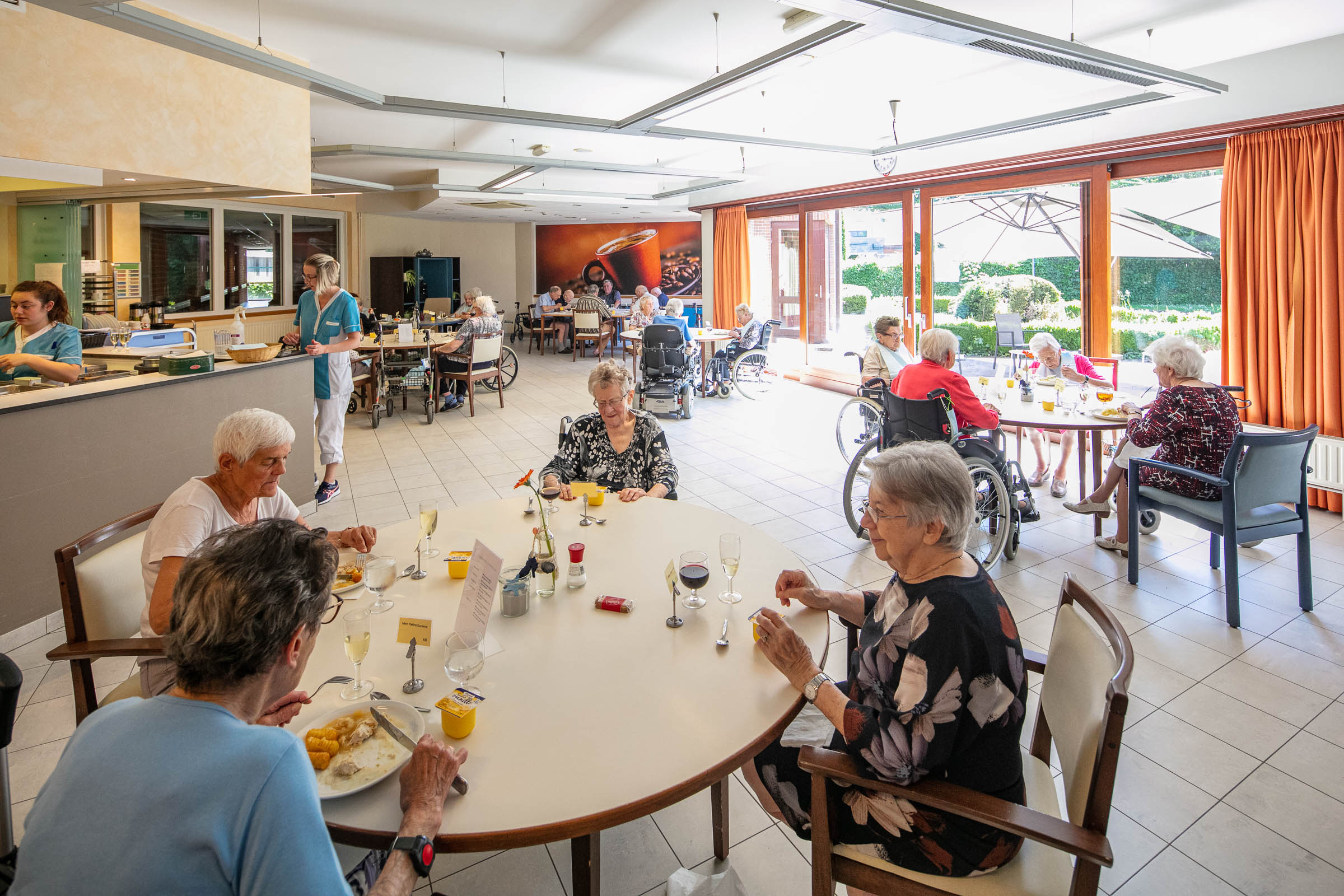 Seniorenzorg Philippus Neri binnenkijken in het ruime restaurant van de senior bewoners van Huize Den Dries in Sinaai