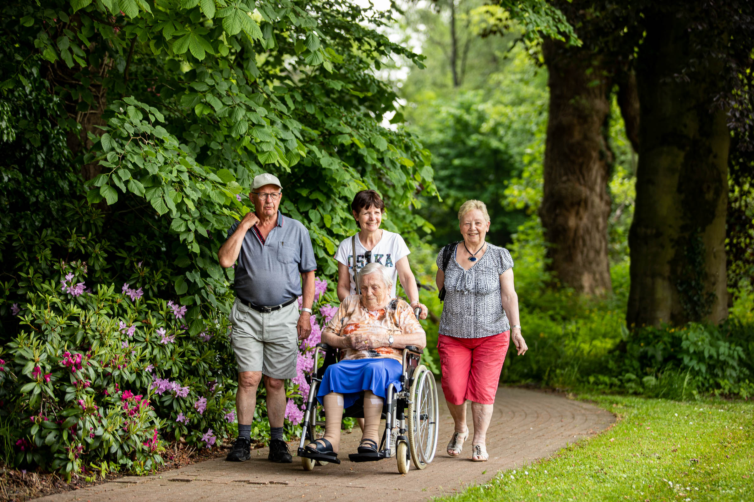 Seniorenzorg Philippus Neri senior bewoner met familie op wandel in het park bij Huize Den Dries in Sinaai