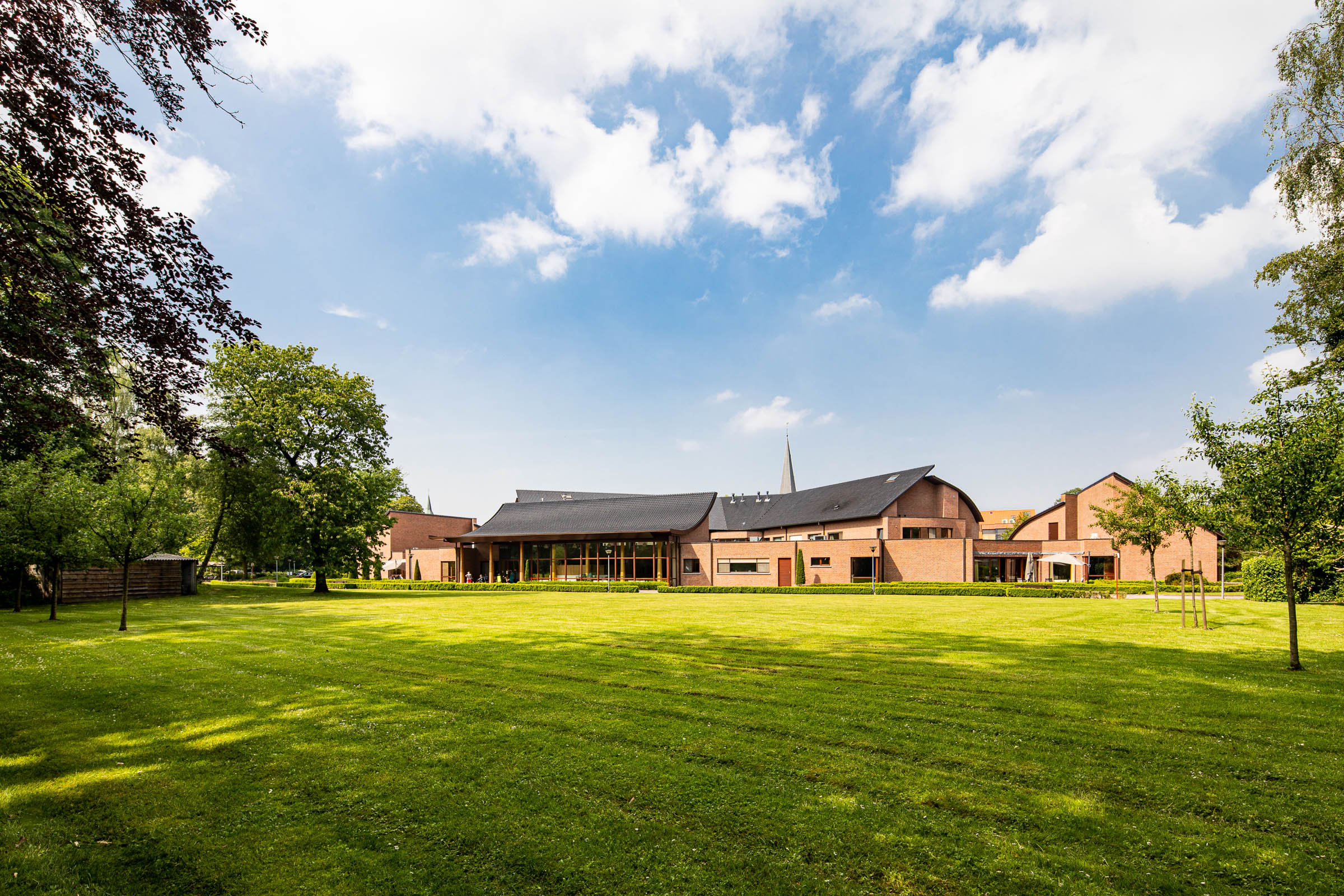 Seniorenzorg Philippus Neri gebouw woonzorgcentrum Huize Den Dries in groene omgeving Sinaai