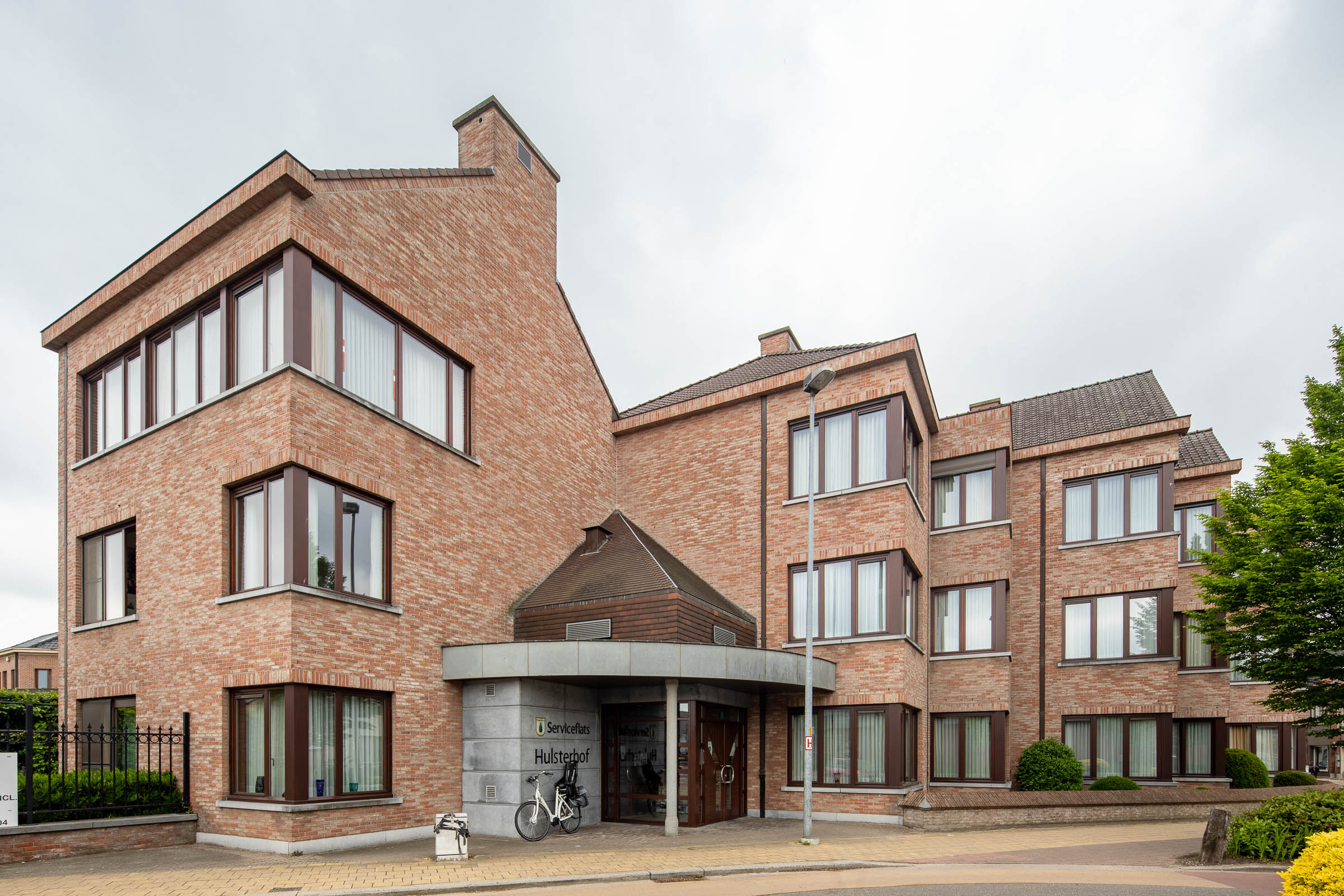 Seniorenzorg Philippus Neri straatzicht ingang van het gebouw Hulsterhof