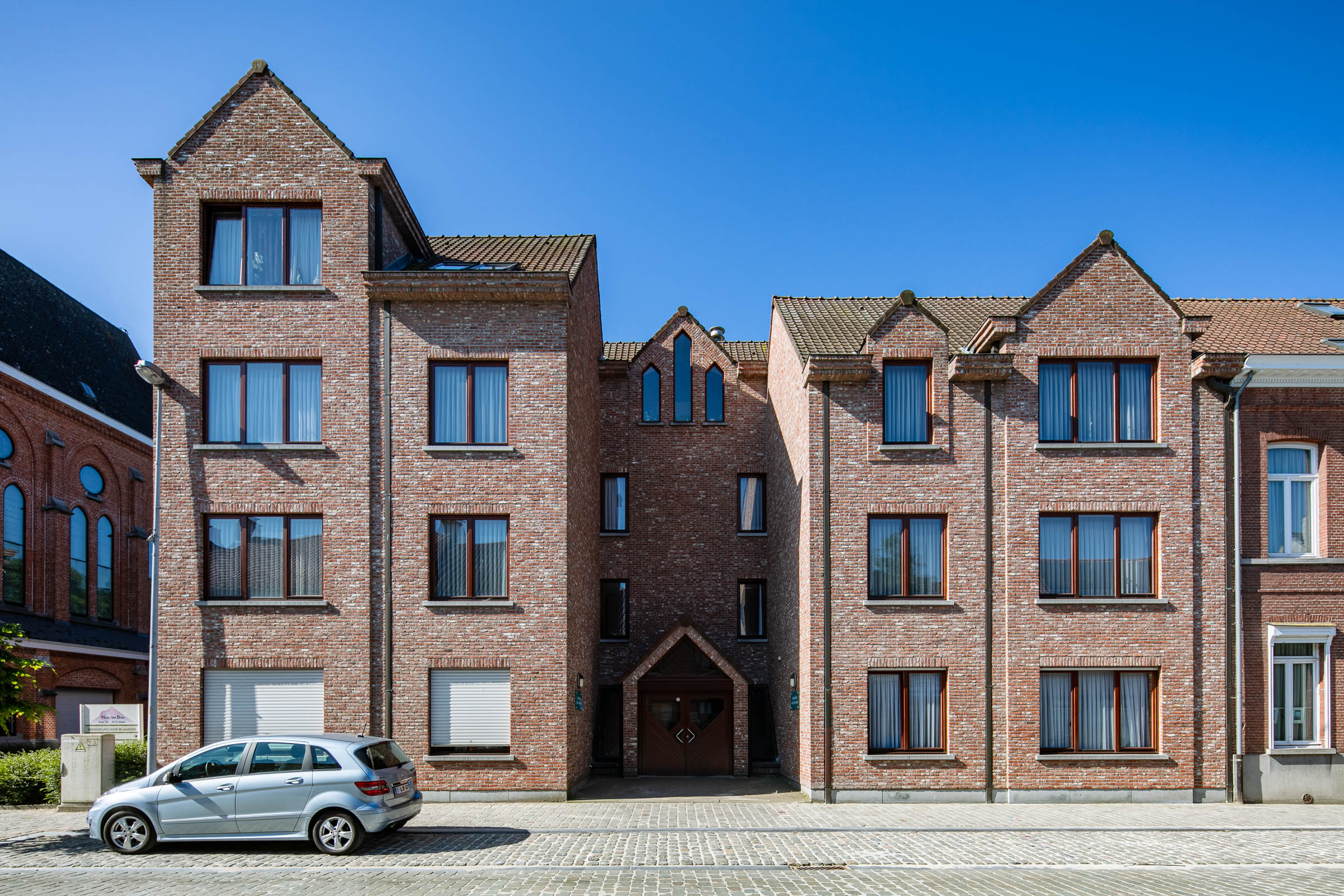 Seniorenzorg Philippus Neri zicht op assistentiewoningen Parkbos langs de straatzijde 