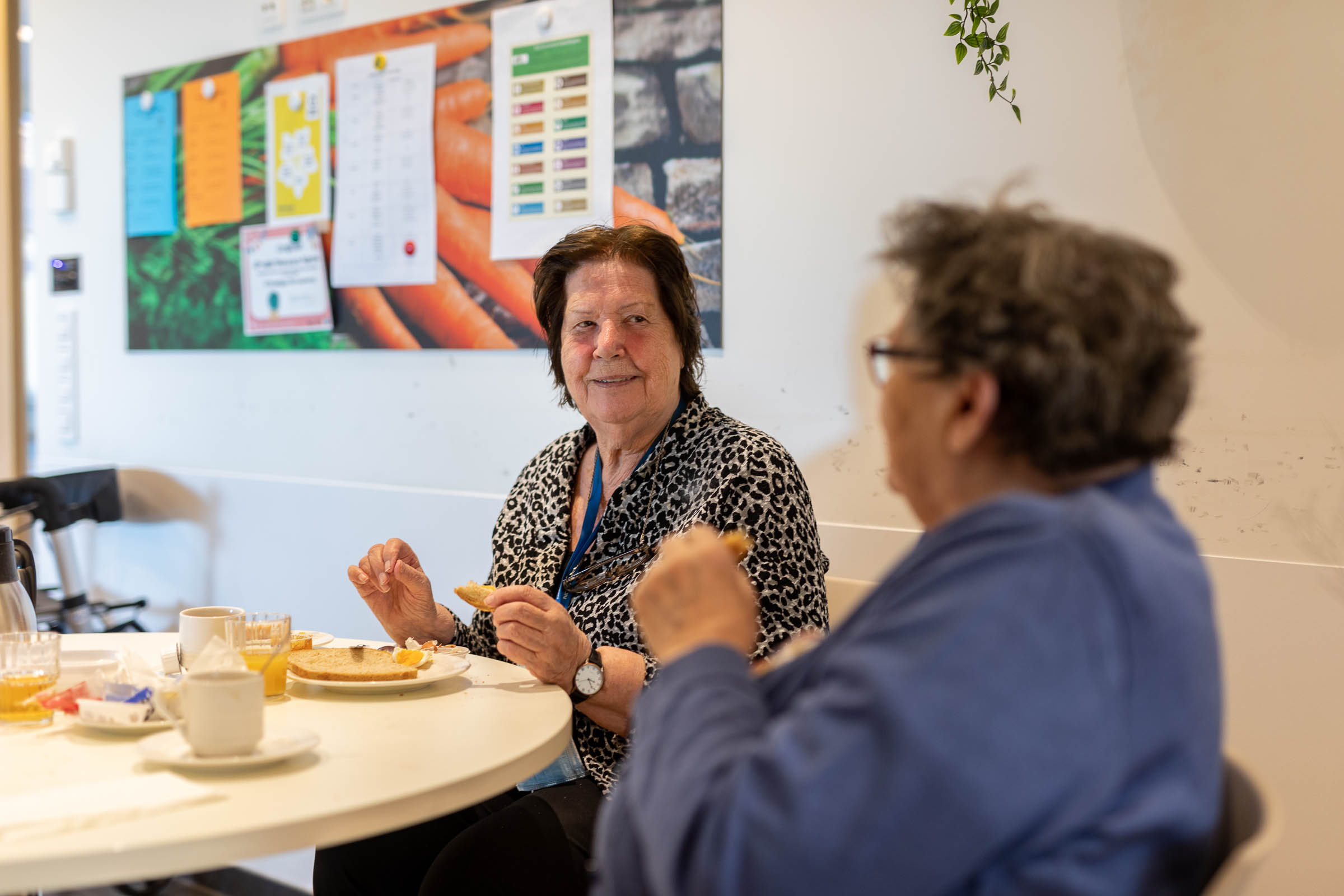 Seniorenzorg Philippus Neri senior dames aan het ontbijten in woonzorgcentrum Sint-Jozef