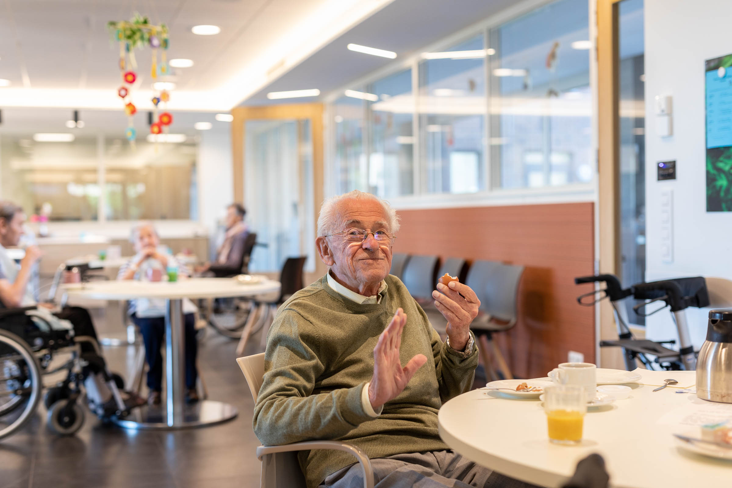 Seniorenzorg Philippus Neri ontbijtende senior man in ontbijtruimte woonzorgcentrum Sint-Jozef