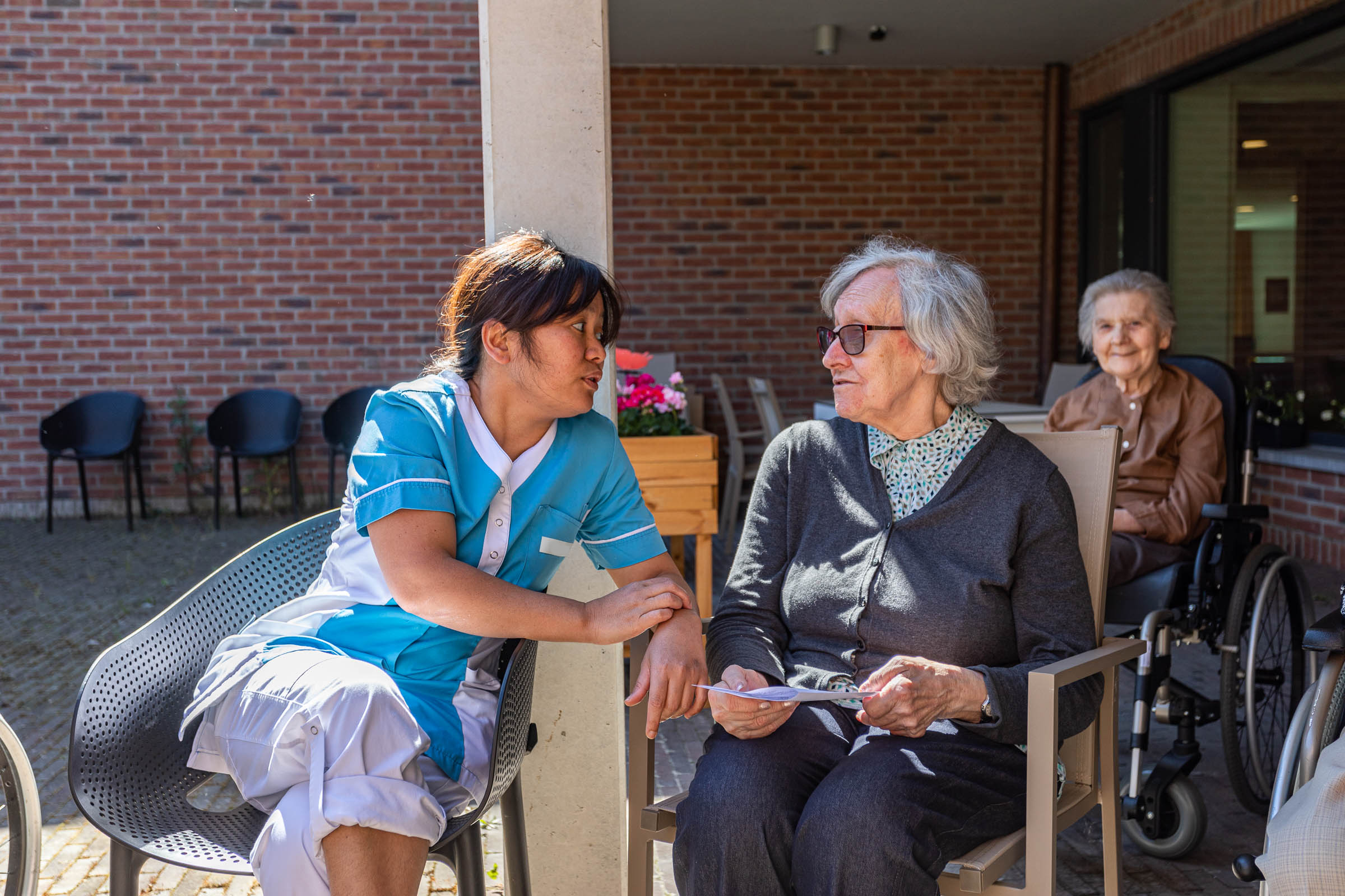 Seniorenzorg Philippus Neri personeelslid woonzorgcentrum Sint-Jozef in gesprek met senior dame