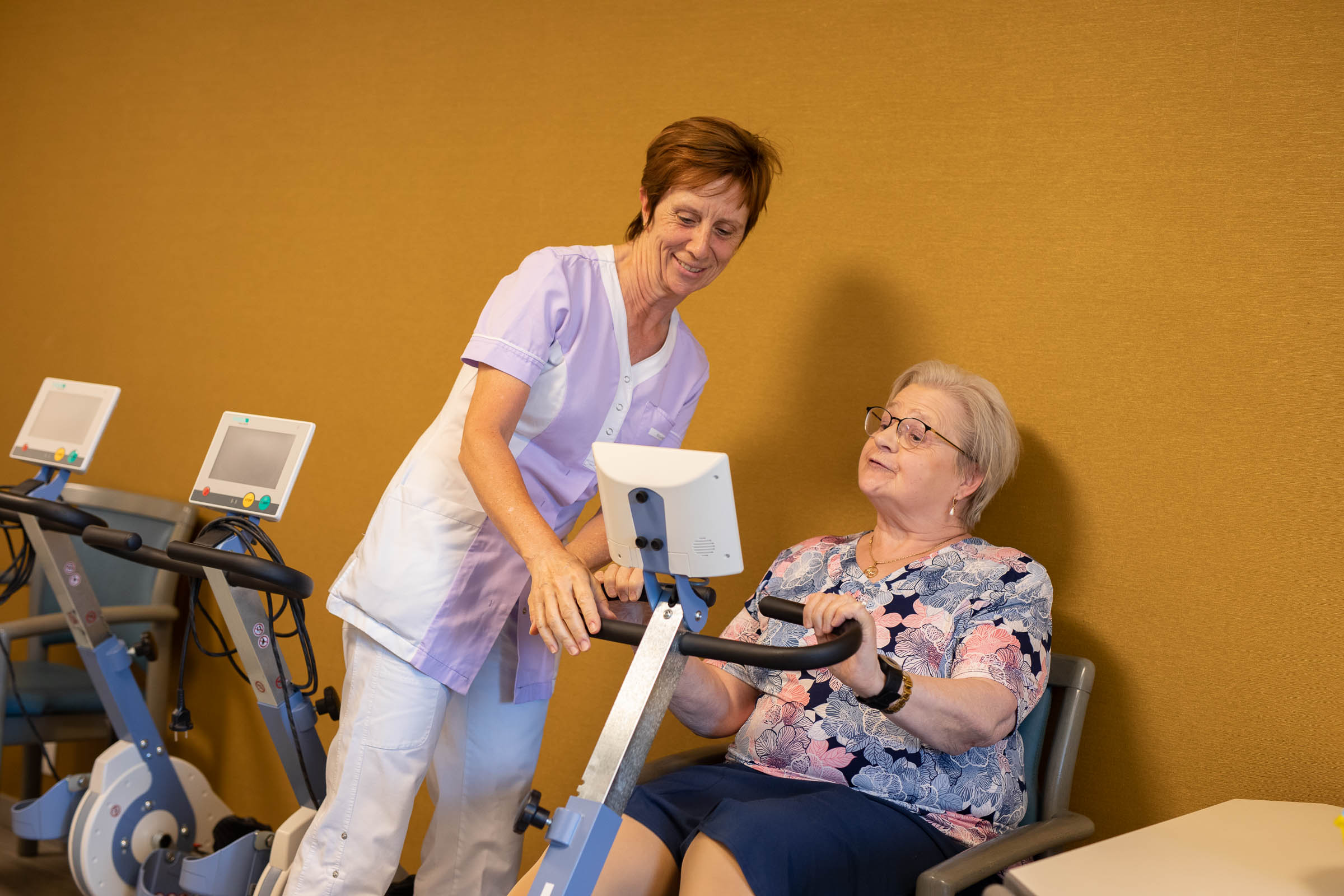 Seniorenzorg Philippus Neri bewoner tijdens kinésitherapie in woonzorgcentrum Sint-Jozef
