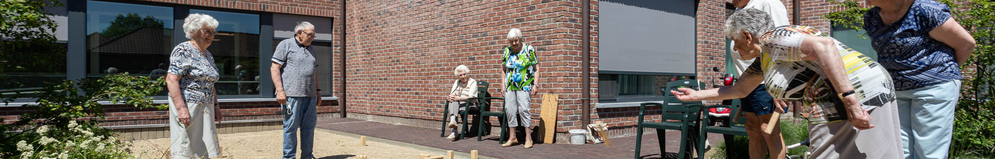 Seniorenzorg Philippus Neri senioren spelen kubb op petanque baan