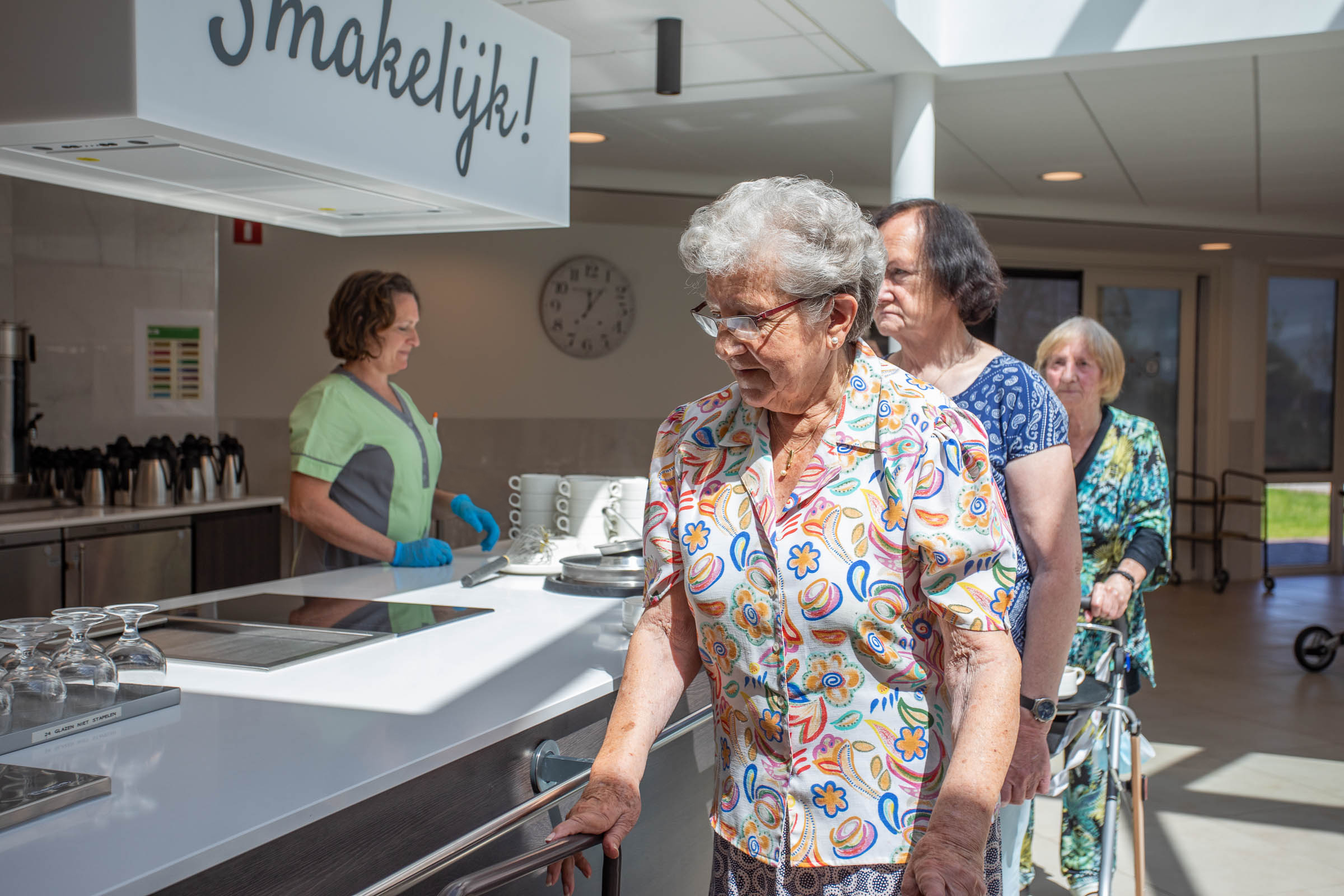 Seniorenzorg Philippus Neri senioren aan het aanschuiven aan het buffet van zorflats 't Molenhof in Sint-Pauwels