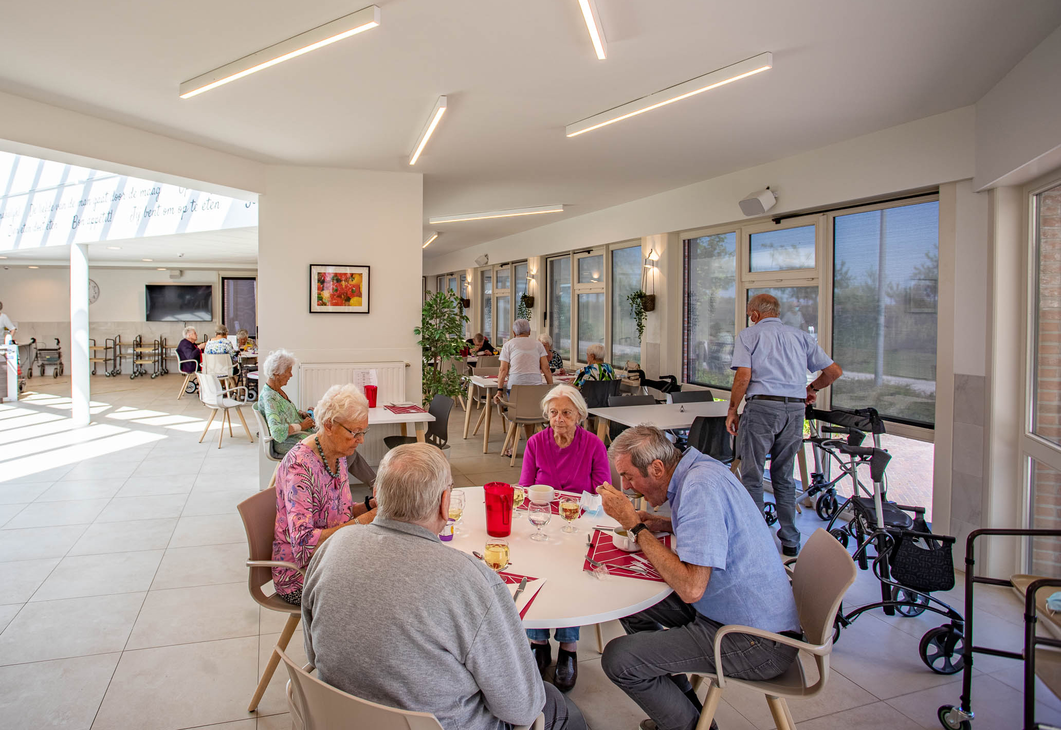 Seniorenzorg Philippus Neri senioren aan het eten in de eetzaal van zorgflats 't Molenhof in Sint-Pauwels