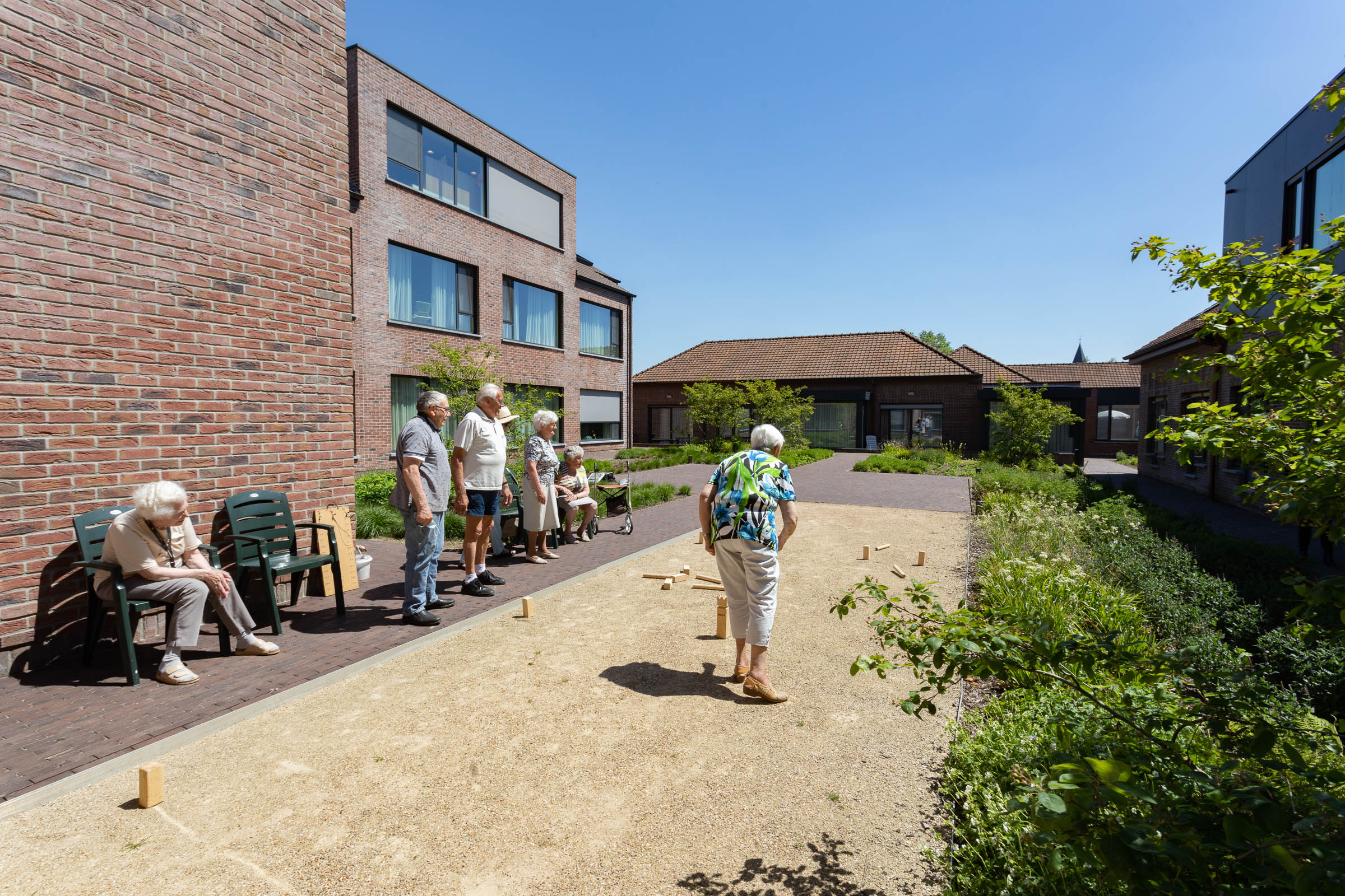 Seniorenzorg Philippus Neri senior bewoners 't Molenhof spelen Kubb spel op de petanque baan